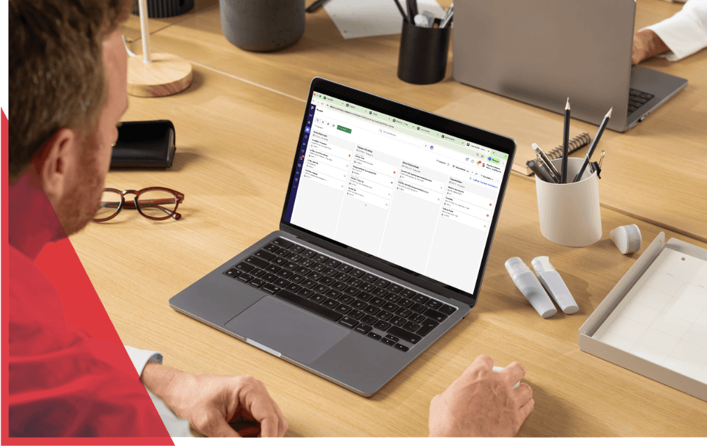 Pipedrive auki tietokoneen näytöllä, työntekijä näytön edessä