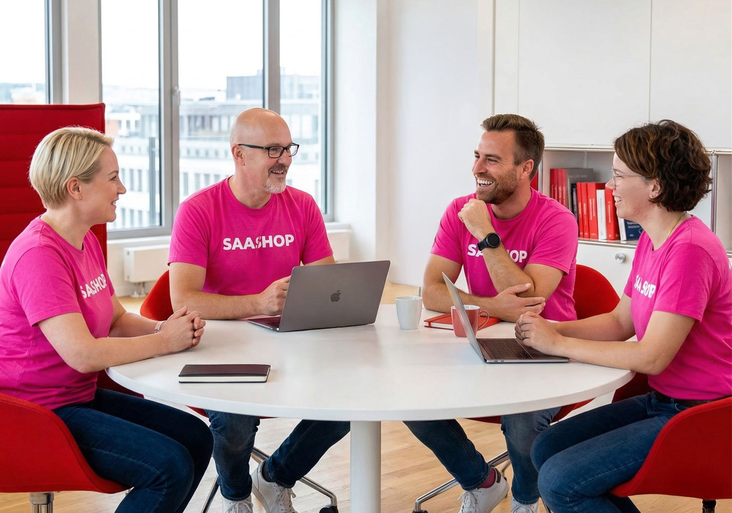 poydan-aaressa-5 Pipedrive auki tietokoneen näytöllä, työntekijä näytön edessä