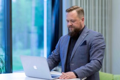 3Economixin toimitusjohtaja Kari Hämeenaho puhuu helppojen, ymmärrettävien ja kohtuuhintaisten lakipalveluiden puolesta.